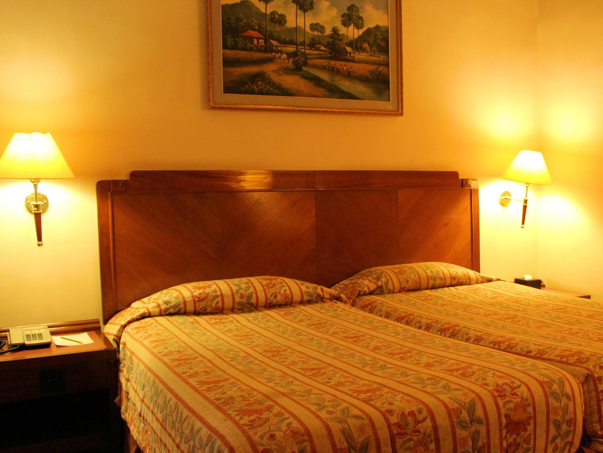Holiday Villa Hotel City Centre Пном Пен Екстериор снимка