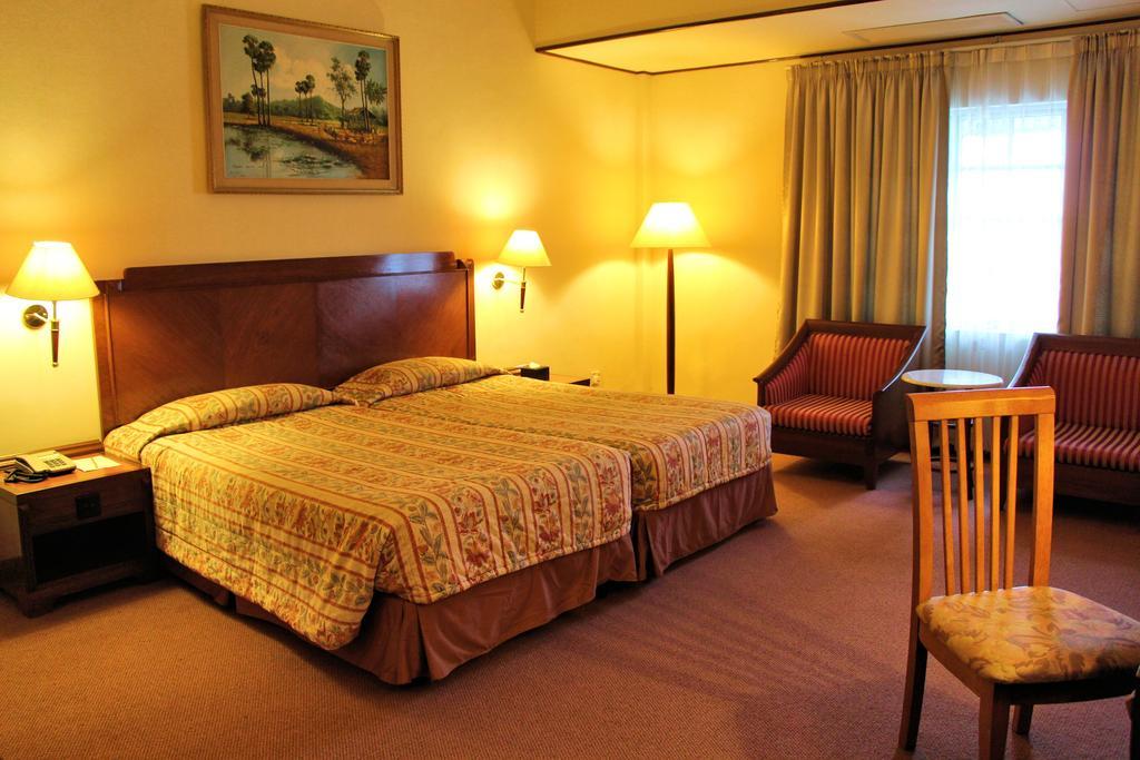 Holiday Villa Hotel City Centre Пном Пен Екстериор снимка